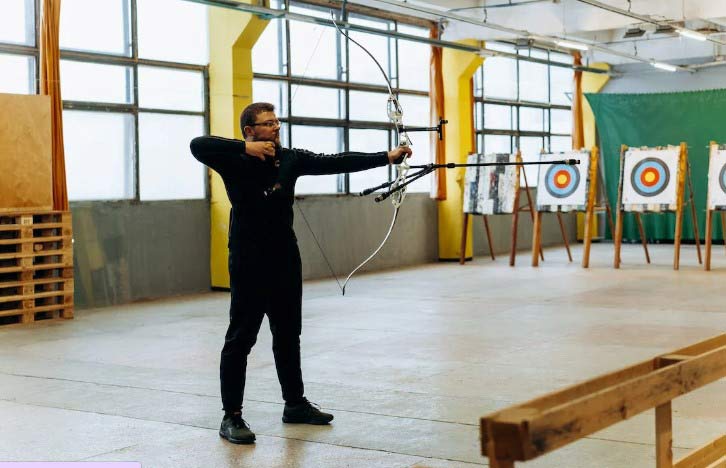 Aiming-a-compound-bow